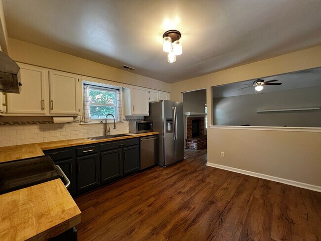 Building Photo - Updated brick ranch in REDWING