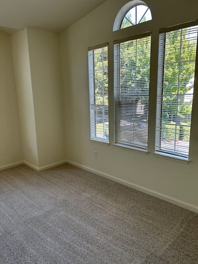 Building Photo - Beautiful 2 Bedroom Townhome Available Now!