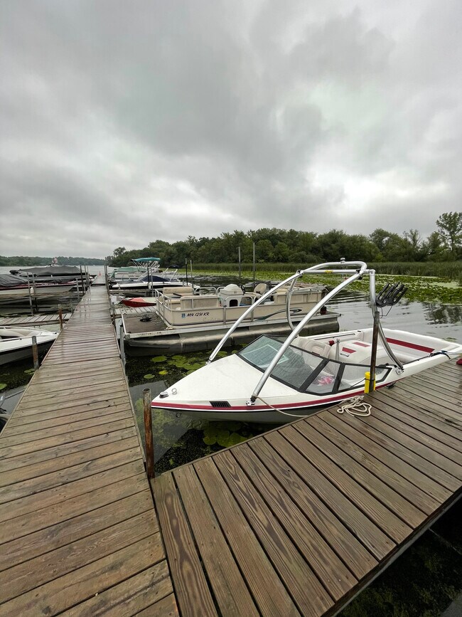 Building Photo - 1304 W Medicine Lake Dr