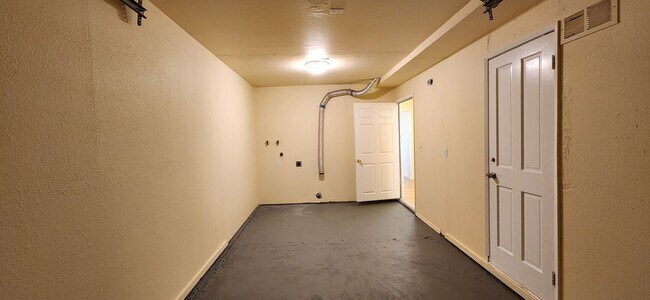 Building Photo - 2 bedroom 2 bath townhome close by Richmon...