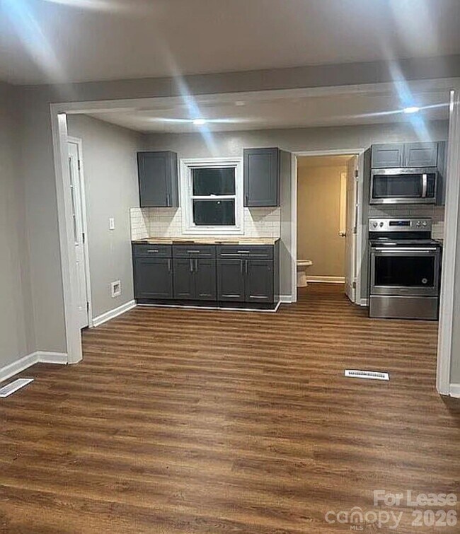 Building Photo - 740 Log Cabin Dr