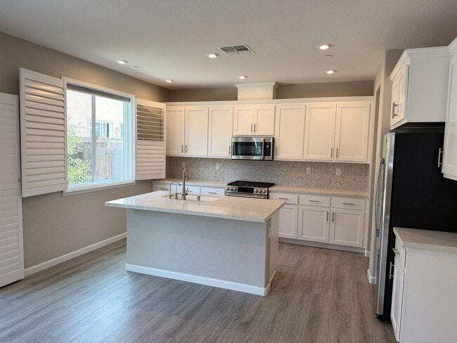 Building Photo - 700 Apricot Cir