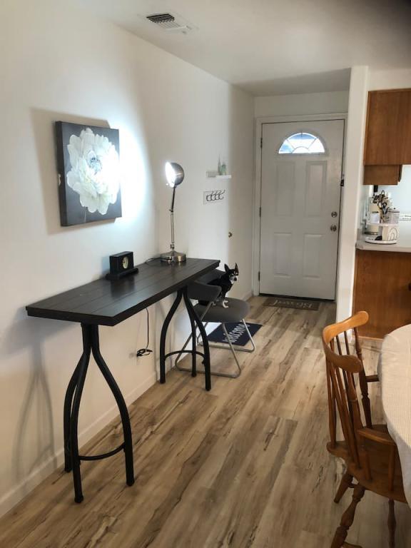 Building Photo - 525 Primrose Dr