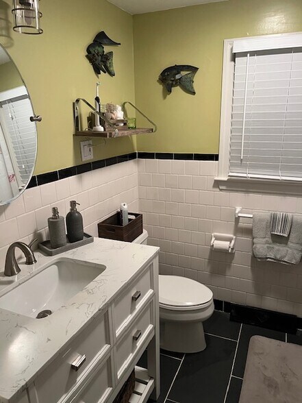 Updated bath with tub/shower - 24 Westside Rd