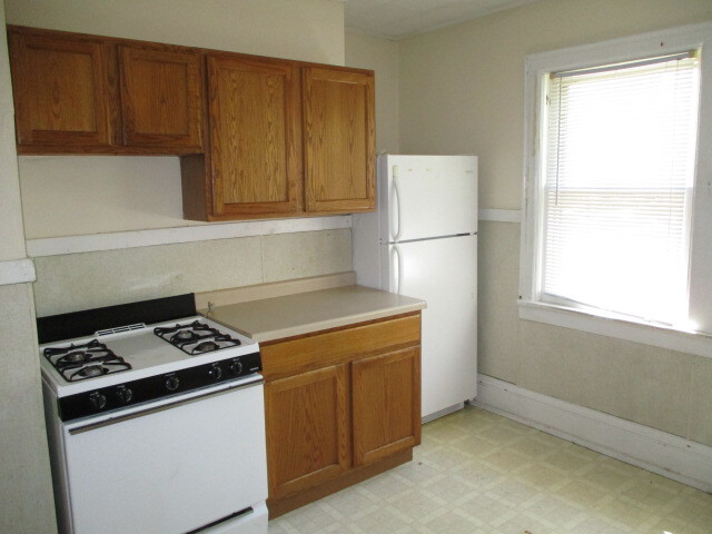 Kitchen - 1728 Van Hise Ave