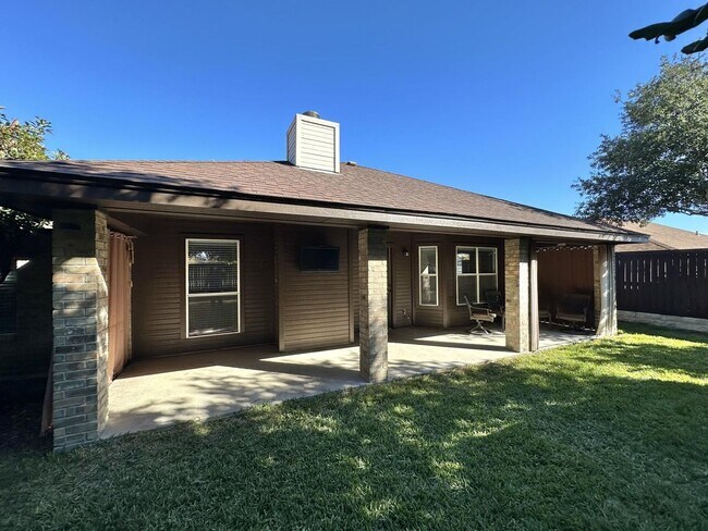 Building Photo - AVAILABLE NOW!