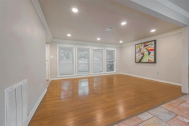 Building Photo - 5238 Beechnut St
