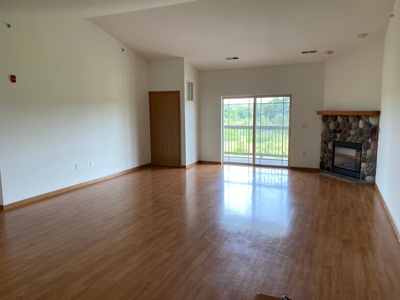 Living room - 230 Hilldale Dr