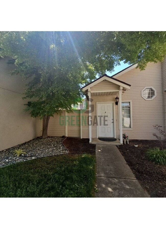 Building Photo - Beautiful 3 BEDROOM 2.5 BATH HOME IN MODES...