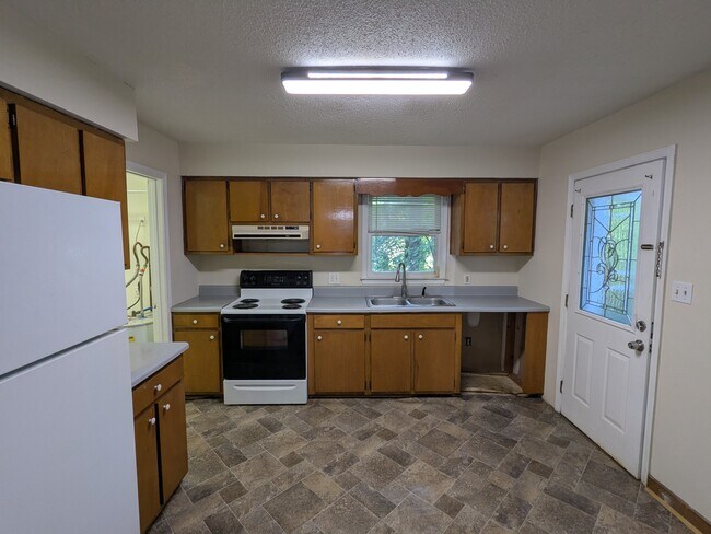 Building Photo - 325 Reeceburg Rd SE