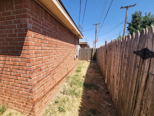 Building Photo - 1907 S Loop 289