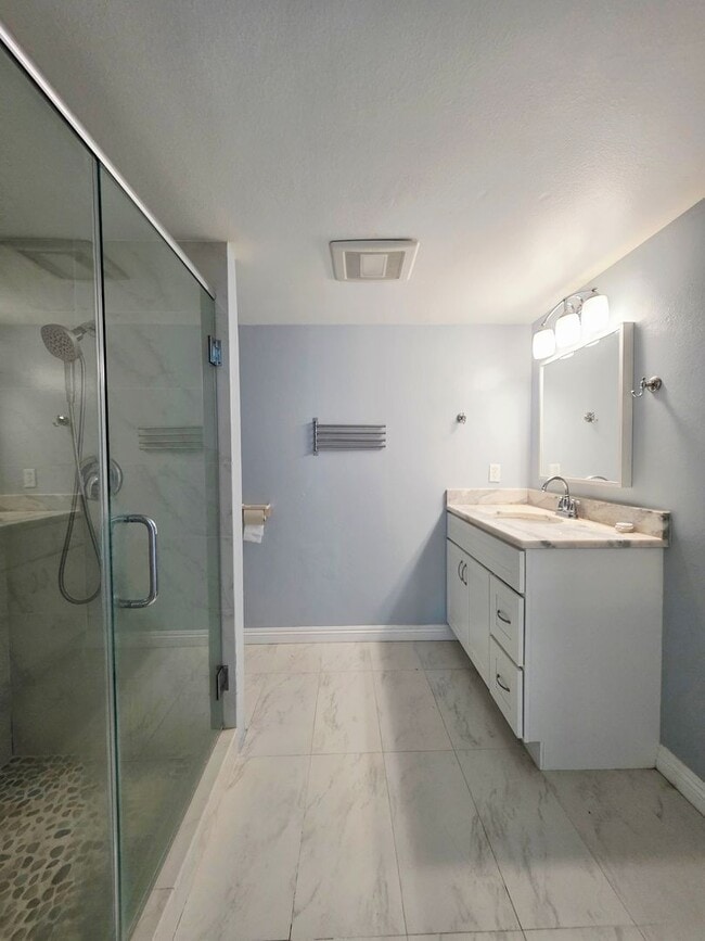 Building Photo - Updated 3 bed 2.5 bath home in Playmor – The Heart of UTC!