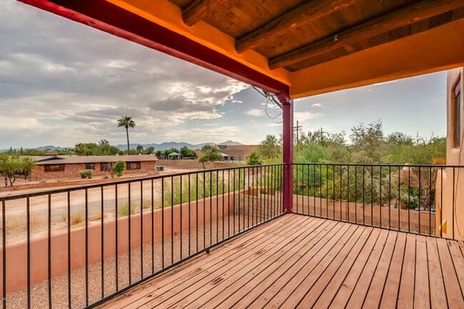 Building Photo - Charming 3 Bedroom 2 & 1/2 Bath Sante Fe H...