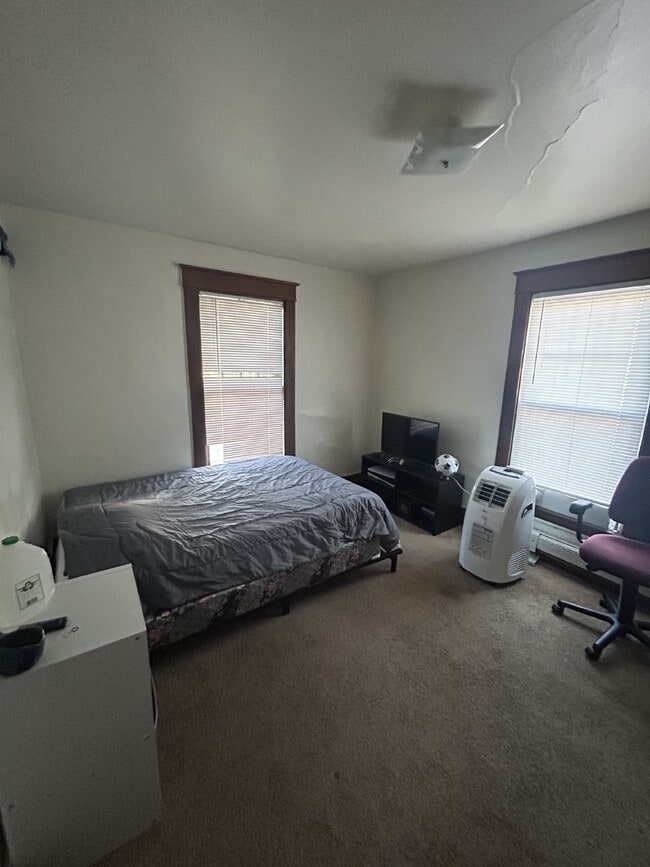 Building Photo - 8 Bed 3 Bath close to UWEC!