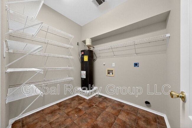 Building Photo - 216 Silver Wing