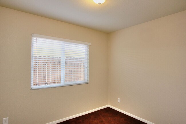 Building Photo - Spacious 3 Bedroom, 2 Bath Home in Beautiful Lake Elsinore!
