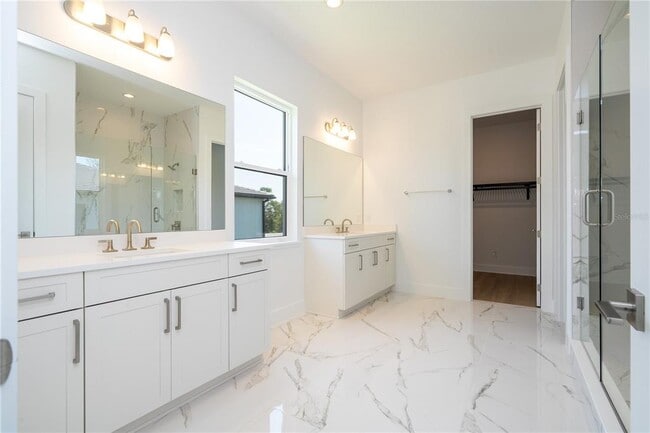 Building Photo - 16044 Pendio Dr