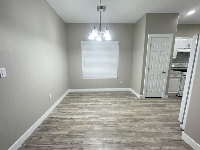 Building Photo - Inside the gated community townhouse
