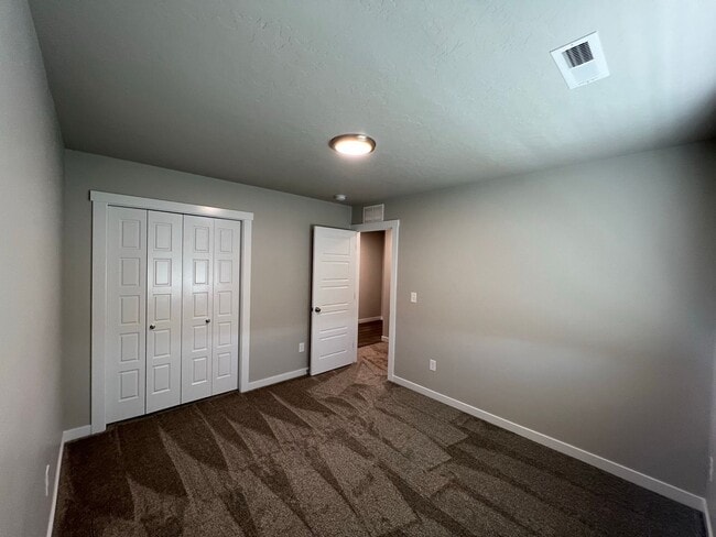 Building Photo - Newer 3 bed 2 bath with a home office just...