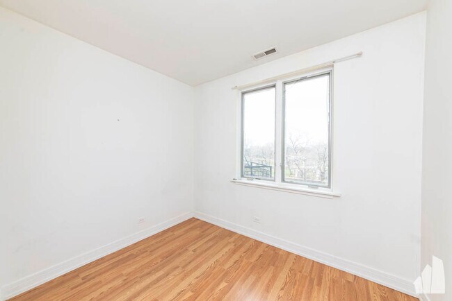 Building Photo - 4150 N Kenmore Ave