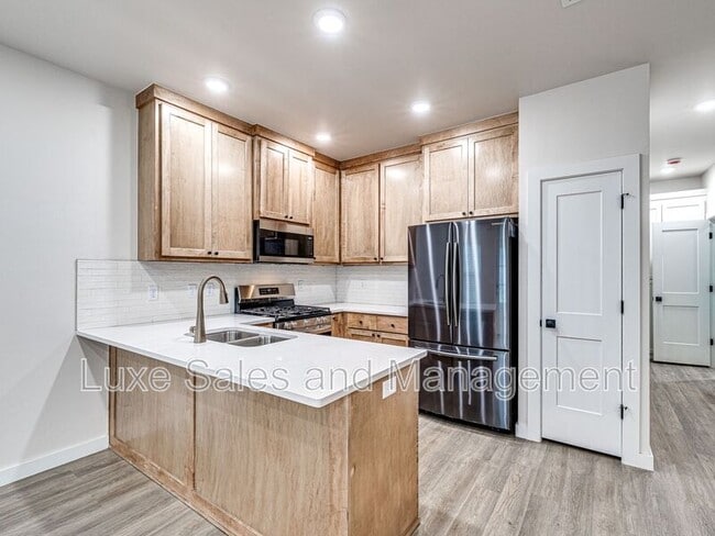 Building Photo - 614 W 2nd St