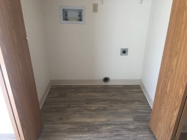 Building Photo - Reno Townhouse - Laundry Room in Unit/Gara...