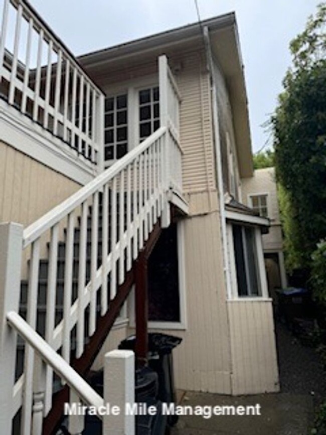 Building Photo - Charming 2 bedroom 1 bathroom Duplex close...