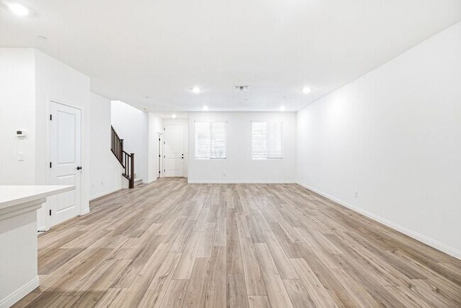 Building Photo - Stunning 3-Bedroom Home in Desirable Summerlin West