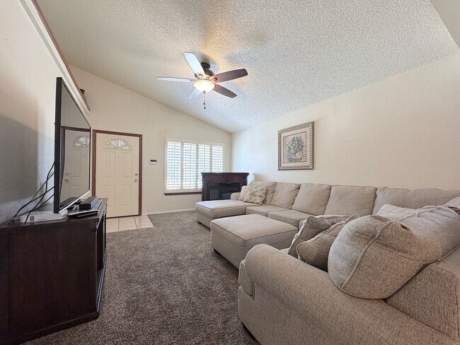Building Photo - East El Paso 3bed/2bath Refrig A/C!