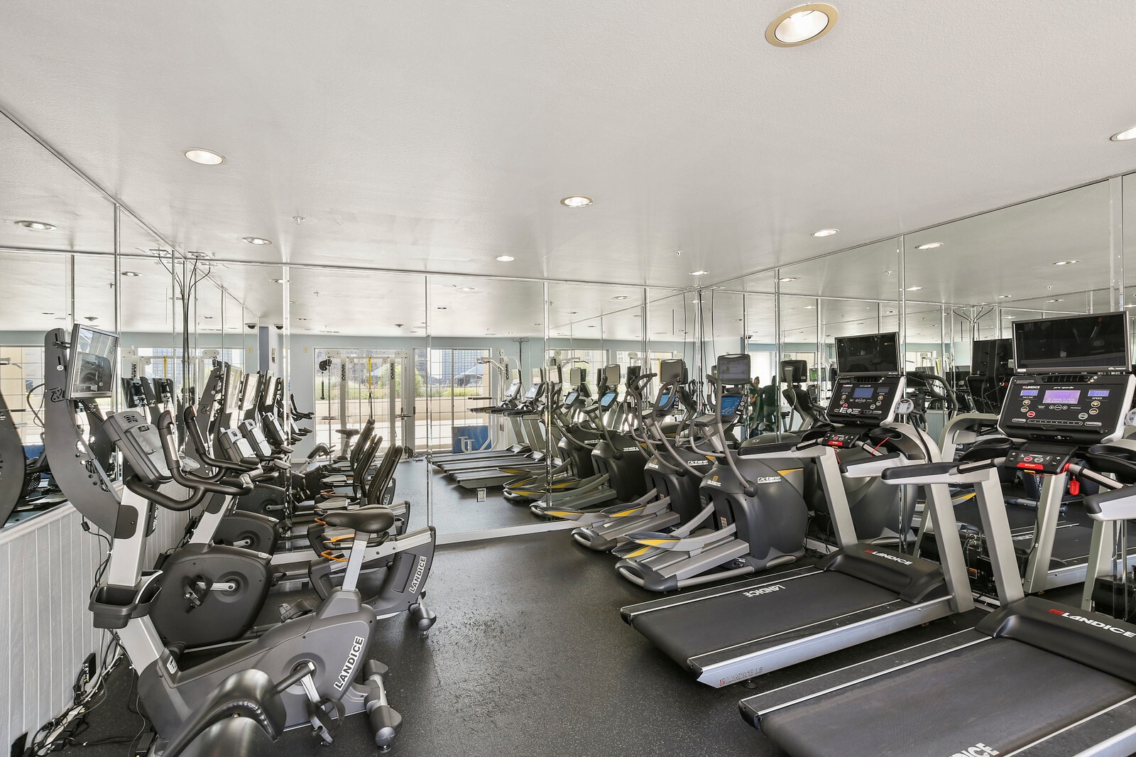 Building Photo - 3225 Turtle Creek Blvd