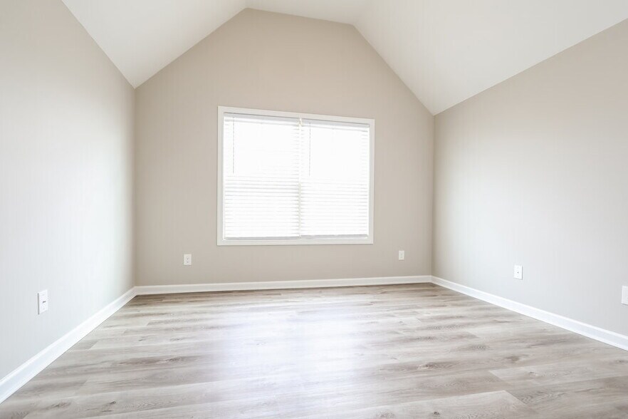 Building Photo - 2427 Oakleaf Cir