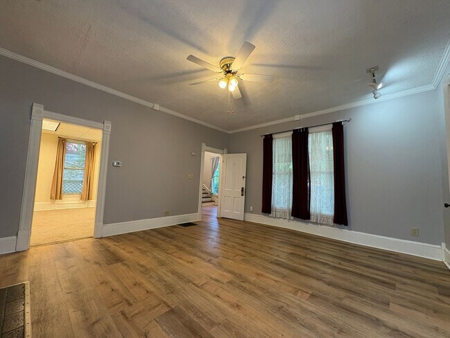 Building Photo - 4 bedroom 2 bathroom Historic Home Downtown Manhattan KS