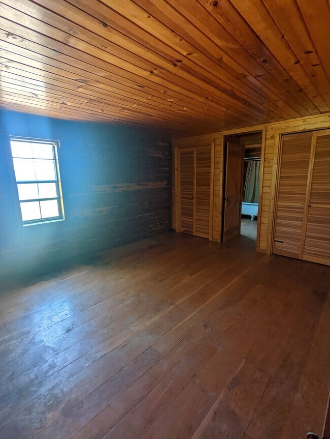 Building Photo - Log Cabin in Pilot Grove, MO