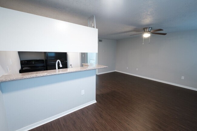 Building Photo - Apartamento recien remodelado / Beautiful recently remodeled apartment. Fast move in bonus!