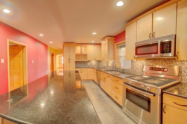 Building Photo - 4310 S Sawyer Ave