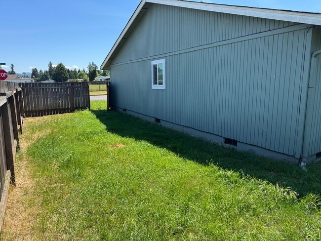 Building Photo - 2 bedroom 1 bath duplex in Cottage Grove!
