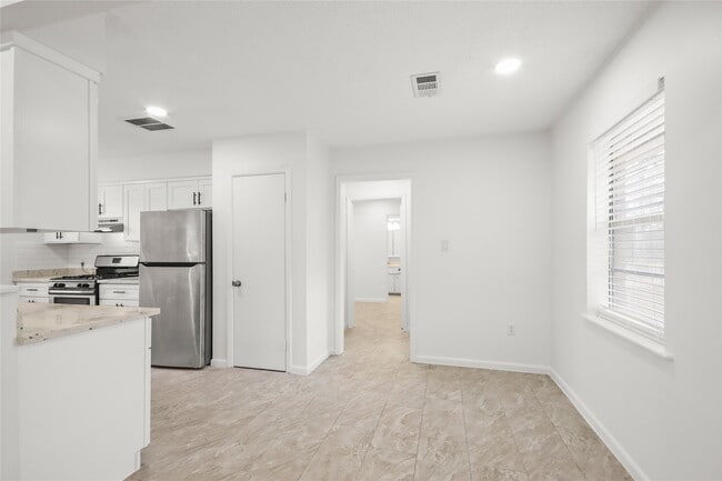 Building Photo - 111 Montrose Cir