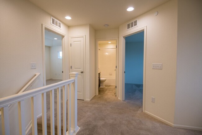 Building Photo - 2 Bedroom 2 1/2 Bath in Mosaic