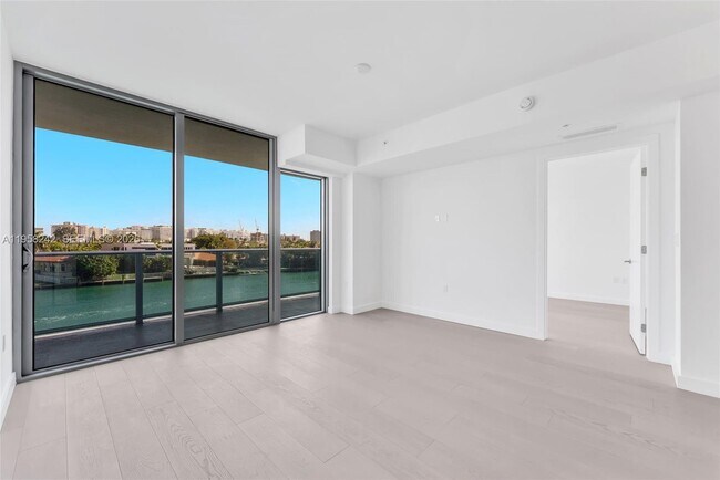 Building Photo - 9221 E Bay Harbor Dr