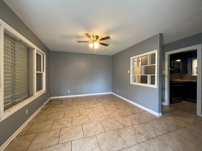 Building Photo - 2 bedroom 1 Bath Central City