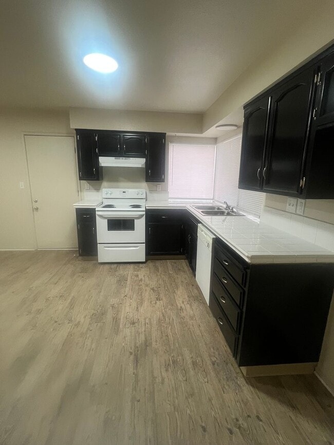 Building Photo - 1040 E Donna Dr