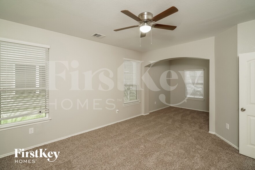 Building Photo - 1013 DUMFRIES Dr