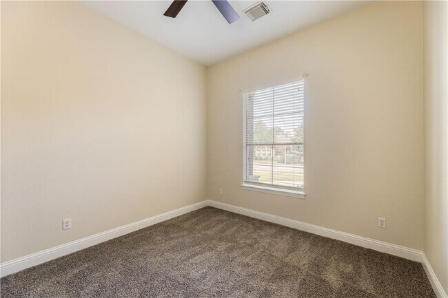Building Photo - 4001 Sapphire Loop