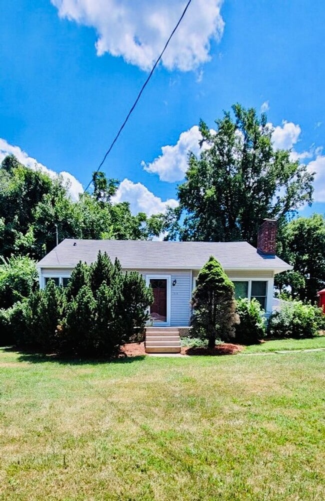 Building Photo - Great location -2BR, 2BA with Yard and Garage