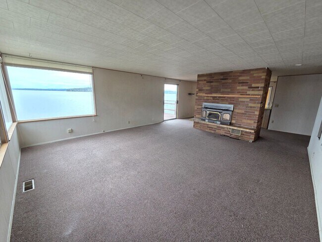 Building Photo - 1545 Colchester Dr E