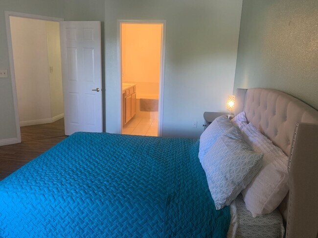 Building Photo - Lovely furnished Green Valley condo in Res...