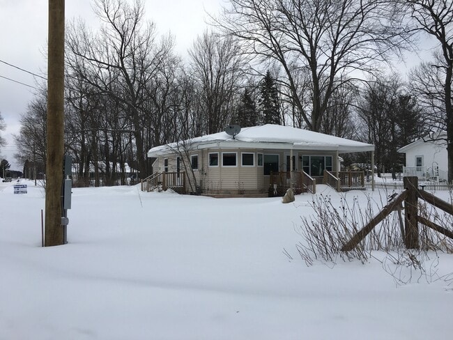 Building Photo - Charming Corner Lot House in Cadillac, Mic...