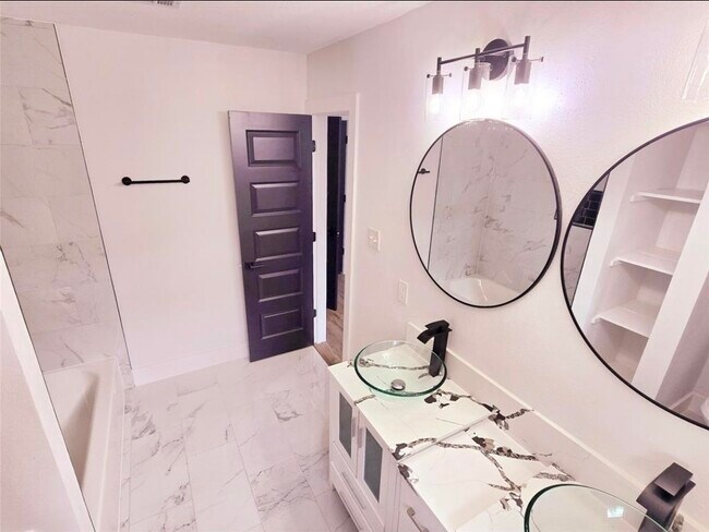 Building Photo - 2105 Sheridan St