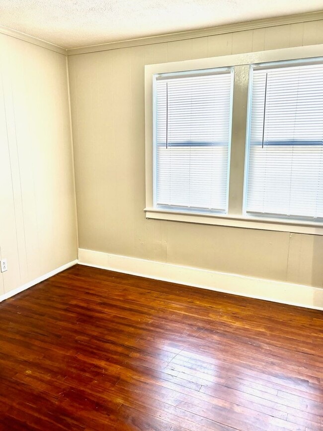 Building Photo - Spacious 2 bedroom home near Churchill Dow...