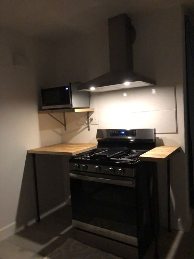 Building Photo - AVAILABLE NOW!!! 3 Bedroom in Roseville!